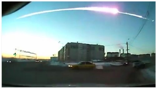 Fig.1. La boule de feu du météore de Chelyabinsk dans le ciel de Russie en février 2013. Crédit Nature. 
