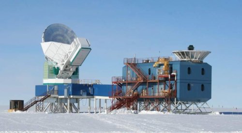 Fig.1. Vue du télescope du pôle Sud (à gauche) et du radiotélescope BICEP2 (à droite) sur la base antarctique Amundsen-Scott. Crédit NSF.