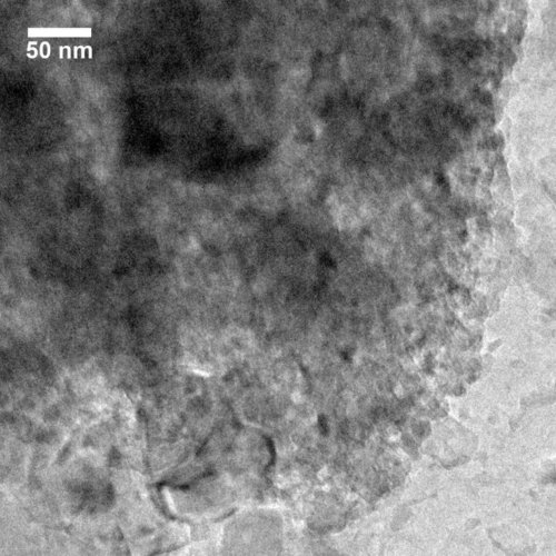  Fig.2. Image en microscopie électronique par transmission du produit de réduction avant lavage. Le silicium mésoporeux contient des chlorures de sodium et de potassium intriqués dans sa matrice. Crédit Donghai Wang /PennState. 